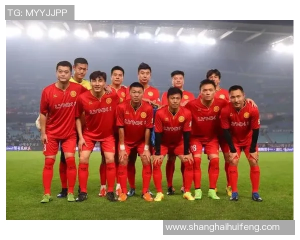 八十年代足球传奇群英荟萃合照 展现金色时代球场风采