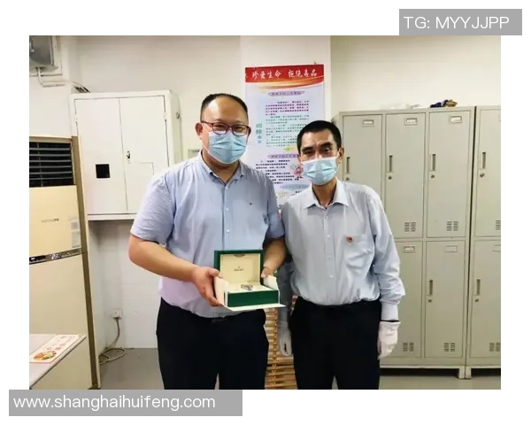 球星亲自拆足球卡全过程揭秘手续如何办理与收藏价值分析 球星亲自拆足球卡全过程揭秘手续如何办理与收藏价值分析