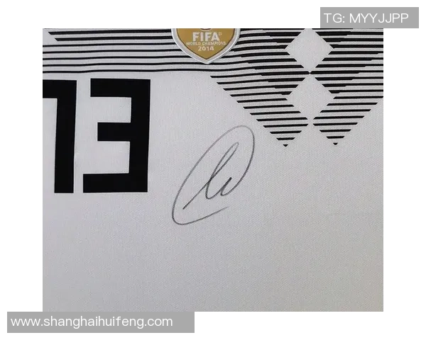 足球巨星亲笔签名镜头收藏揭秘球迷热爱与珍藏价值分析 足球巨星亲笔签名镜头收藏揭秘球迷热爱与珍藏价值分析