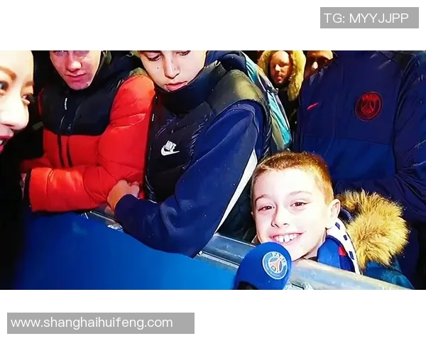 足球巨星赛场外温情一幕亲自护送小球童温暖全场观众 足球巨星赛场外温情一幕亲自护送小球童温暖全场观众